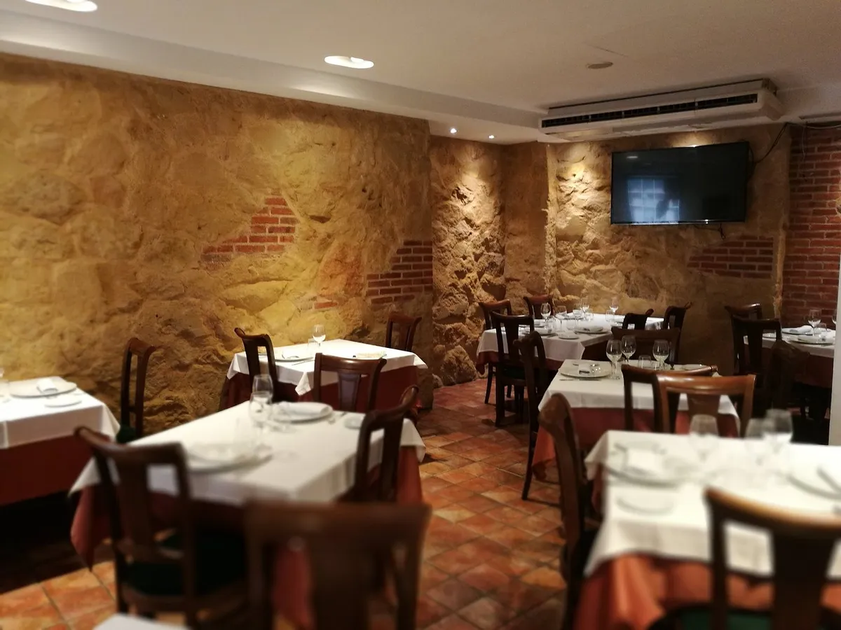 Comedor de piedra dorada y ladrillo